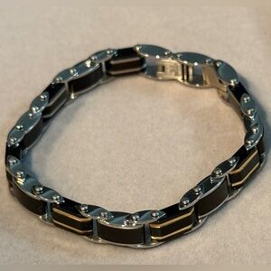 Men’s stainless steel bracelet
8”
New